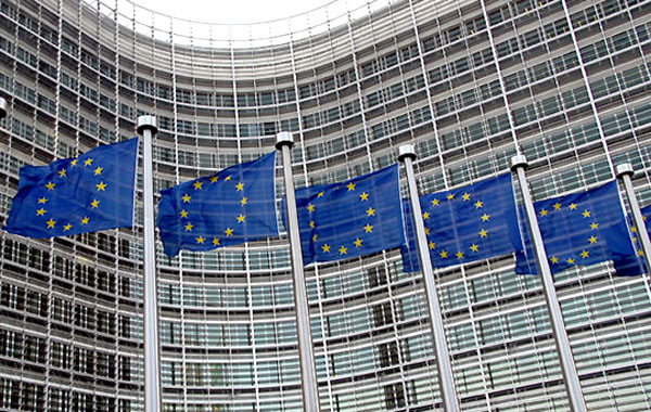 Drapeaux europeens devant le Berlaymont