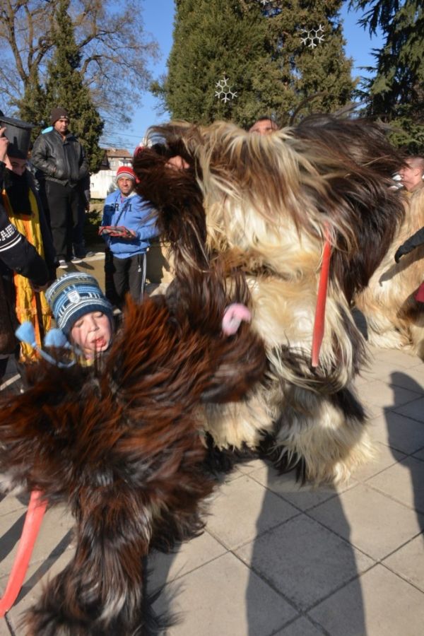 unikalen-maskarat-kukeri-simitli_b0019994