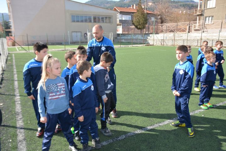 futbolni-umenia-pokazaha-malki-shamioni-v-simitli094