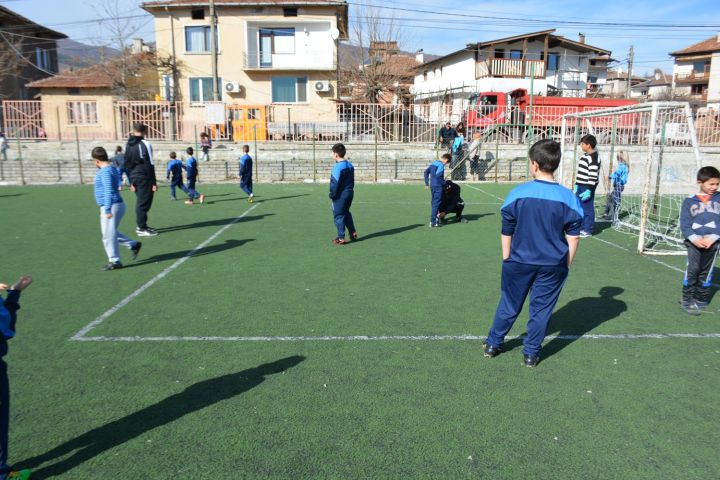 futbolni-umenia-pokazaha-malki-shamioni-v-simitli_2