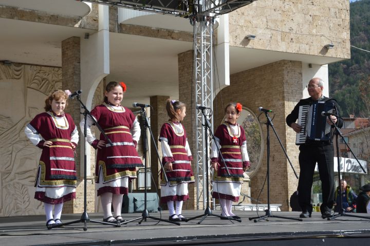 baba-marta-pristigna-v-blagoevgrad-pohvali-talantlivite-detsa-na-grada_96