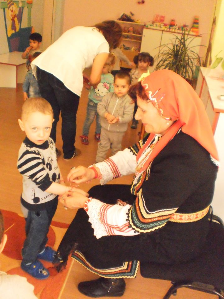 koshnitsa-s-pstri-martenitsi-donese-baba-marta-na-poslushkovtsite-v-krupnik_25