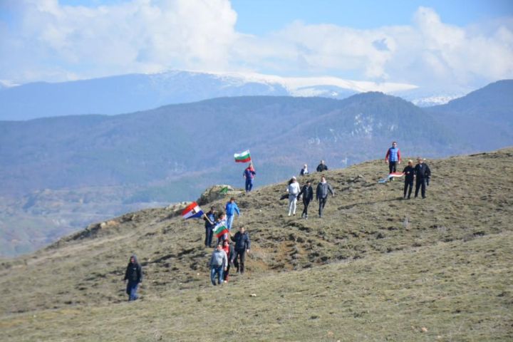 rodolyubtsi-ot-simitli-razvyaha-blgarskoto-zname-na-vrh-krsta-na-3-ti-mart-001