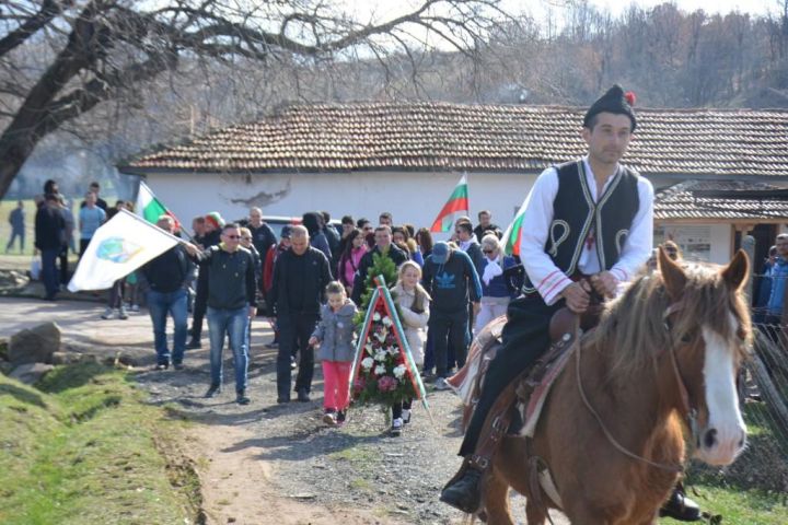 rodolyubtsi-ot-simitli-razvyaha-blgarskoto-zname-na-vrh-krsta-na-3-ti-mart_05