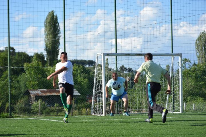 kmetovete-na-simitliyskite-sela-pobediha-gorskite-v-osporvana-futbolna-sreshha-15-5