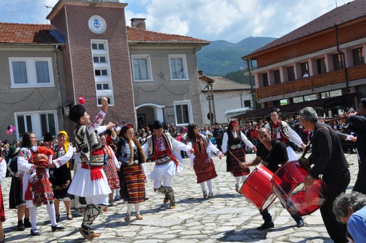 selo-eleshnica_velikden_2016_praznik7